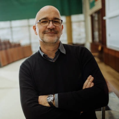 a male teacher and literacy advisor